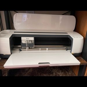cricut machine , comes with accessories and vinyl